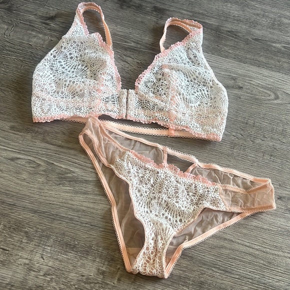 Victoria’s Secret - Lace/Mesh Bralette & Panty Set - BRAND NEW NEVER WORN - Picture 4 of 8